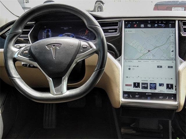 2015 Tesla Model S 5YJSA1S22FF082706