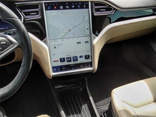 2015 Tesla Model S 5YJSA1S22FF082706