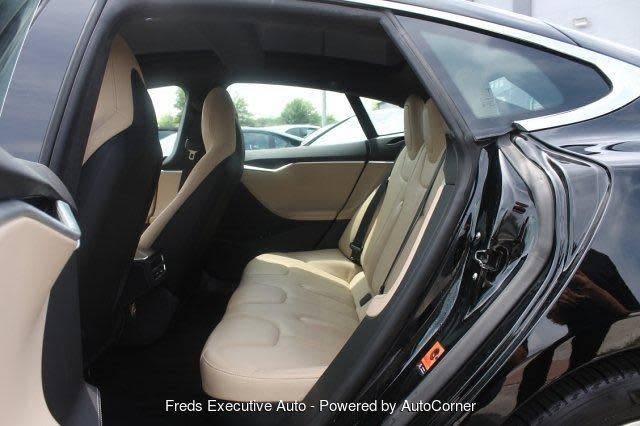 2015 Tesla Model S - Images - 15