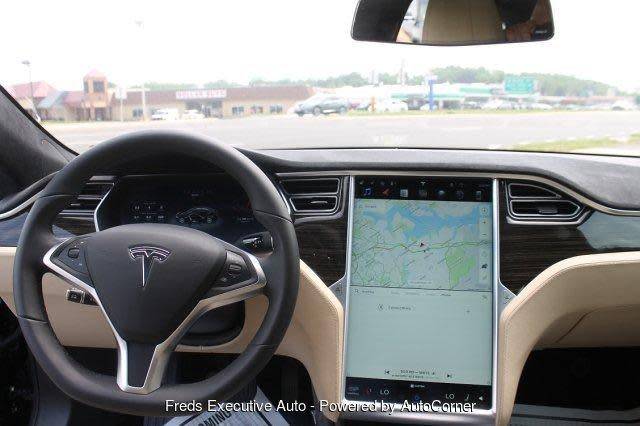 2015 Tesla Model S - Images - 16