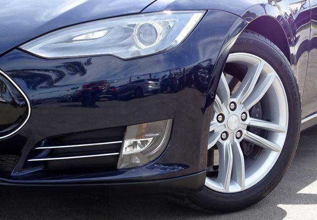 2015 Tesla Model S - Images - 3