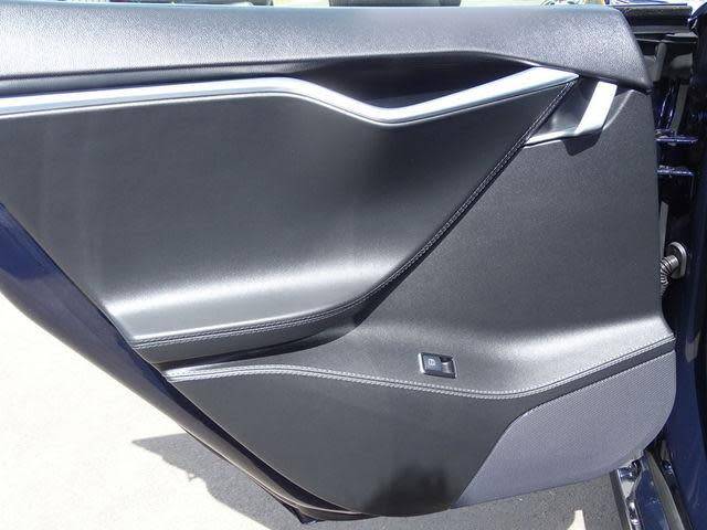 2015 Tesla Model S - Images - 11