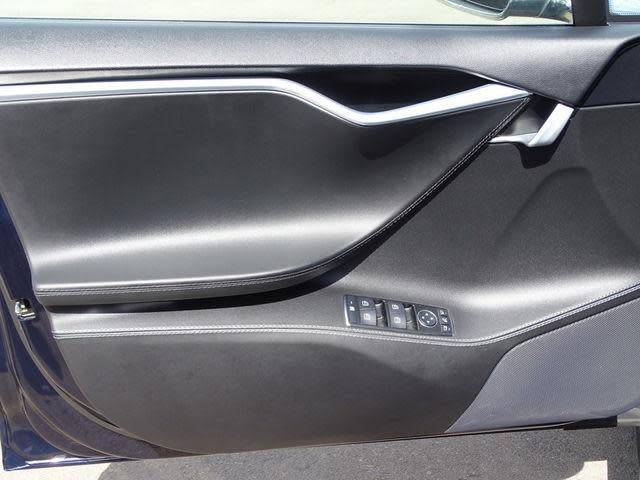 2015 Tesla Model S - Images - 13