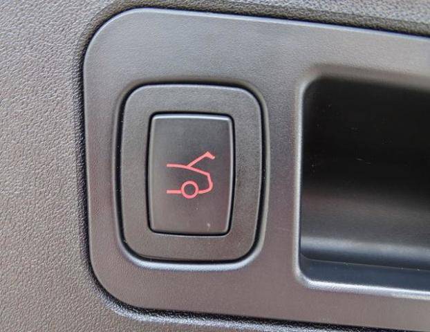 2015 Tesla Model S - Images - 31