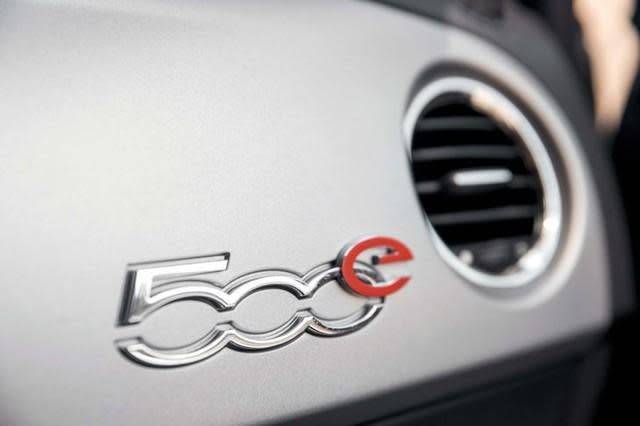 2015 Fiat 500e - Images - 14