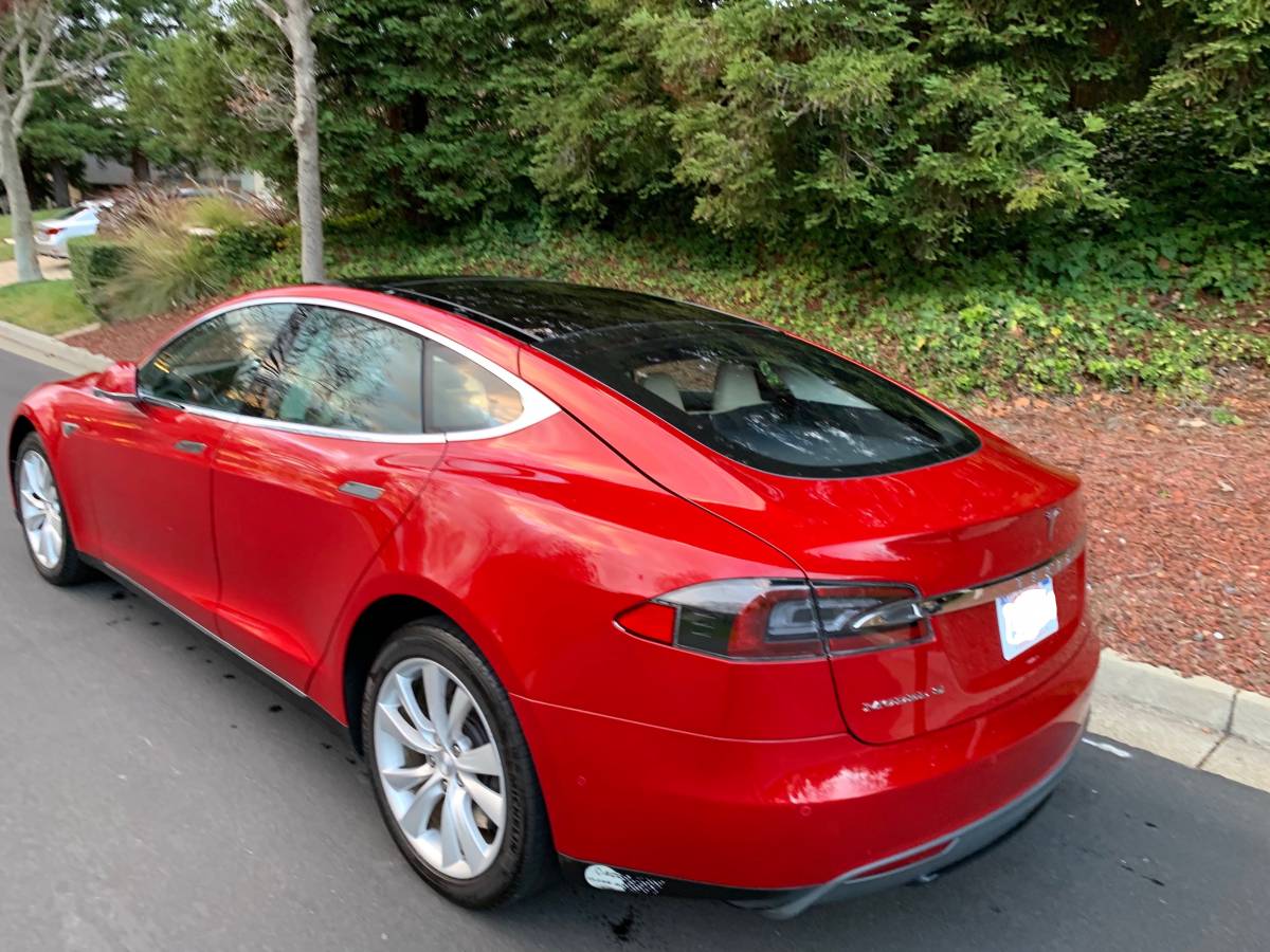 2015 Tesla Model S 5YJSA1S28FF095329
