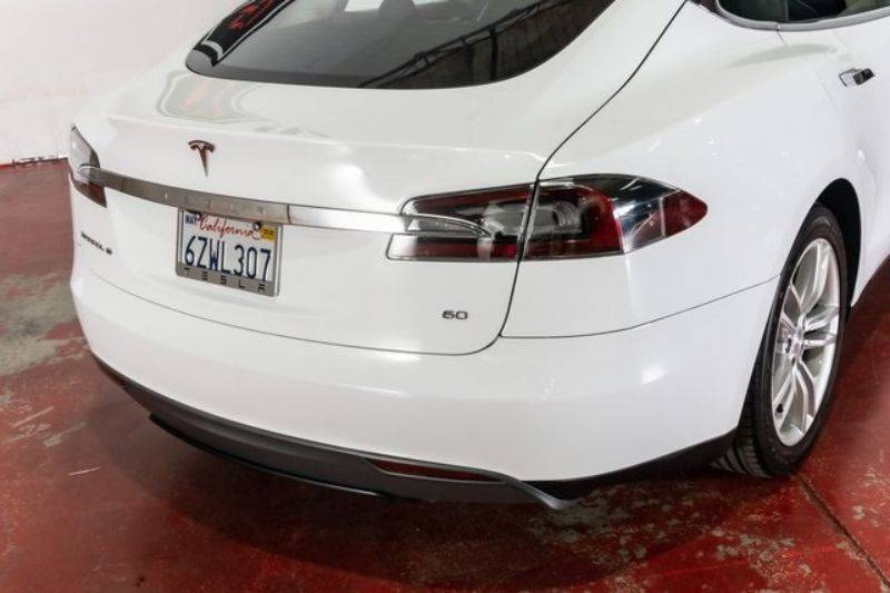 2013 Tesla Model S 5YJSA1CG1DFP09483