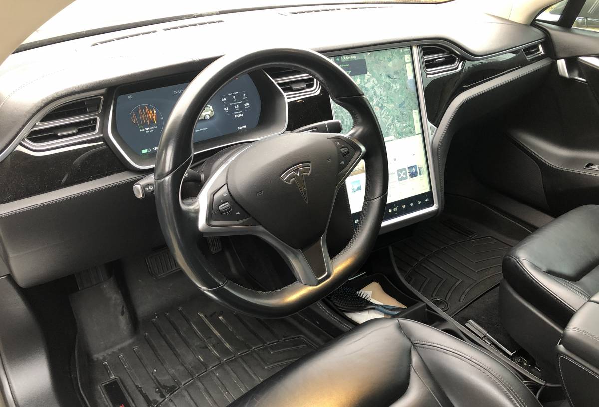 2015 Tesla Model S 5YJSA1S23FF082682