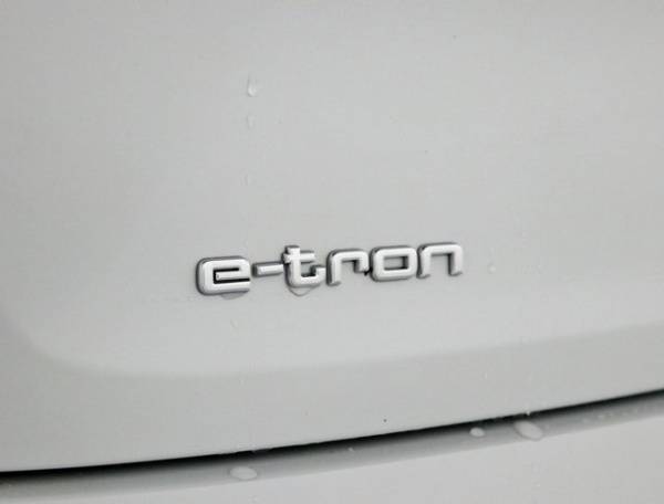 2019 Audi e-tron WA1VAAGE8KB011016