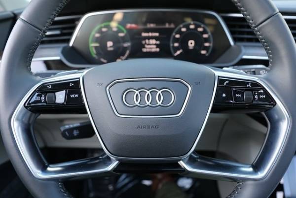 2019 Audi e-tron WA1LAAGE8KB008866