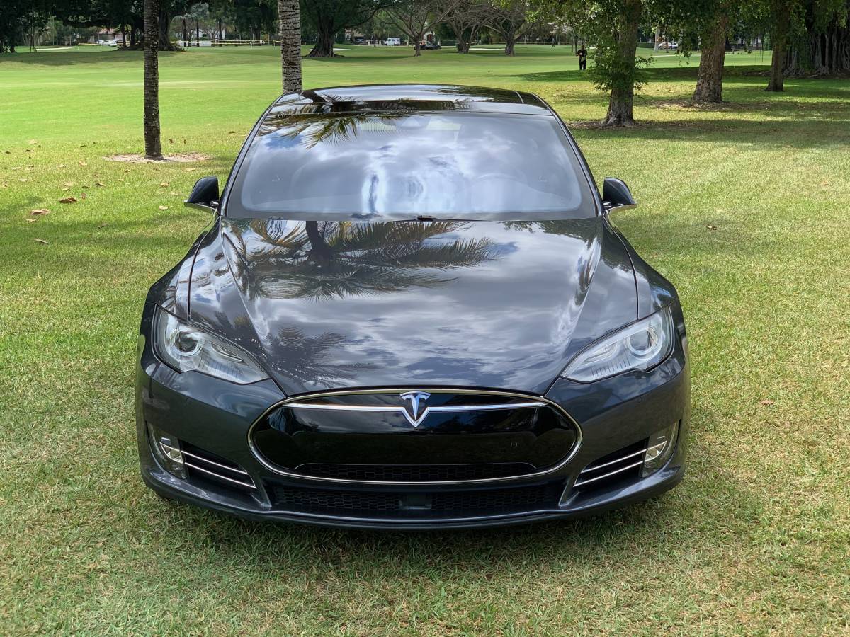 2016 Tesla Model S 5YJSA1E11GF130586