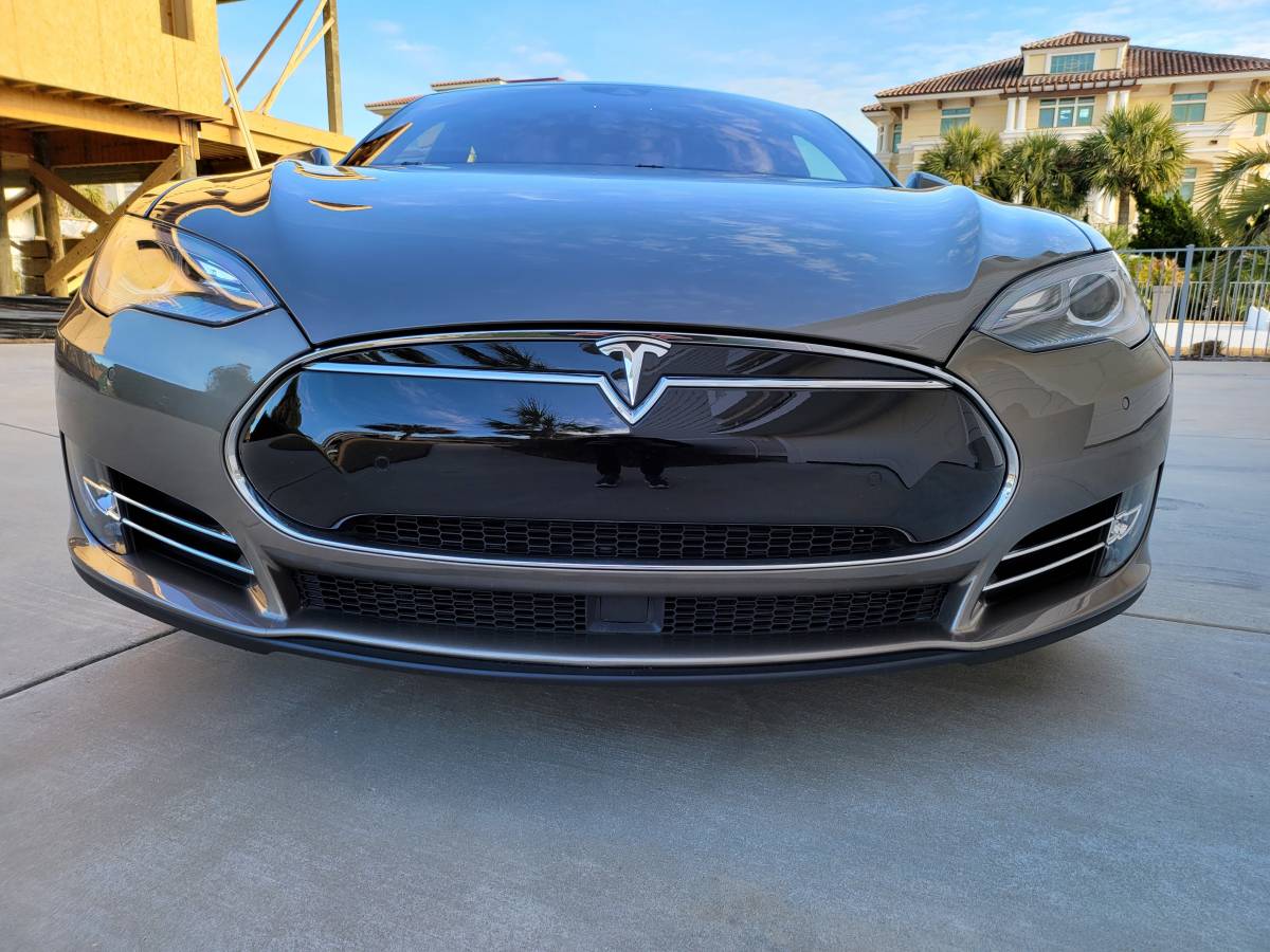 2015 Tesla Model S 5YJSA1H42FF095822