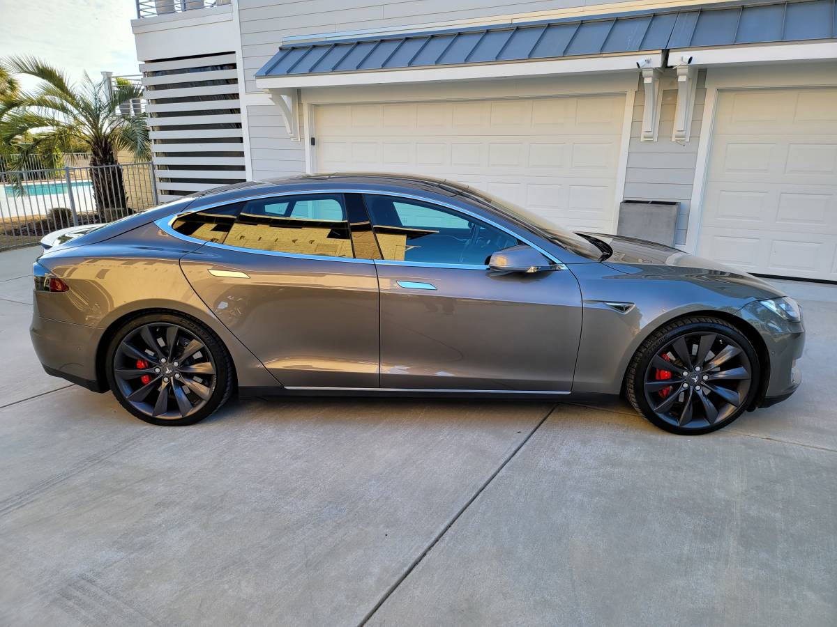 2015 Tesla Model S 5YJSA1H42FF095822