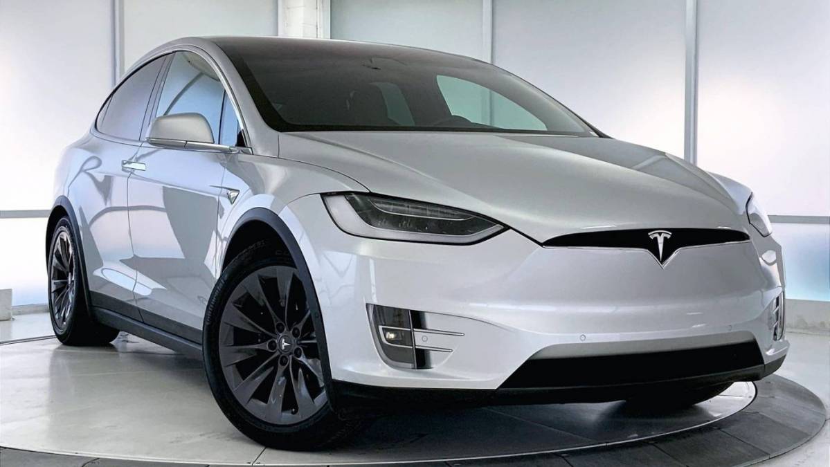 2018 Tesla Model X 5YJXCBE24JF110581