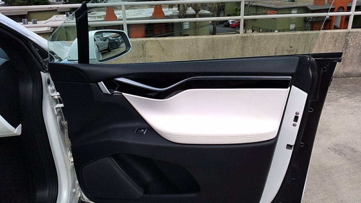 2018 Tesla Model X 5YJXCBE47JF081143