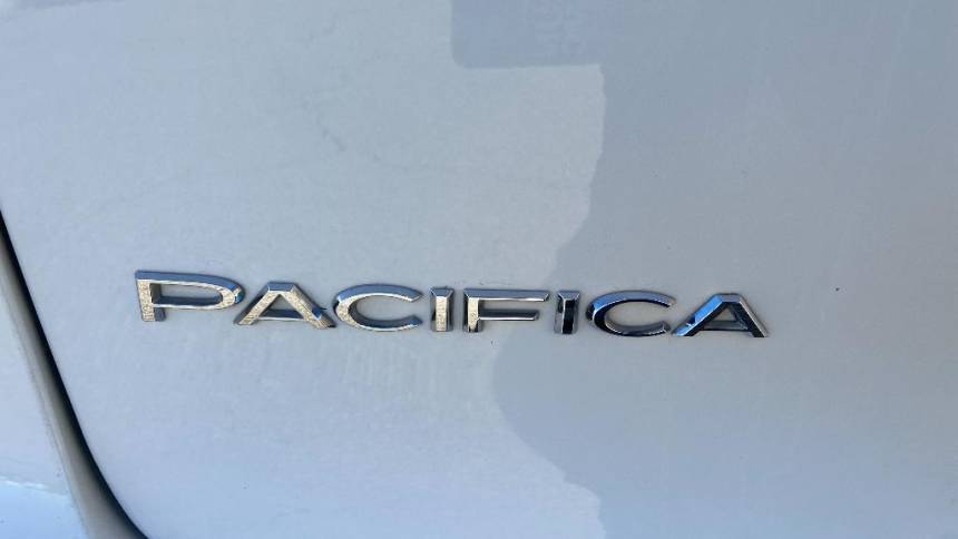 2018 Chrysler Pacifica Hybrid 2C4RC1L70JR145155