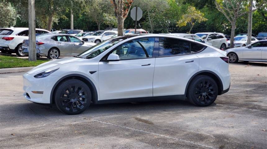 2020 Tesla Model Y 5YJYGDEE8LF011084