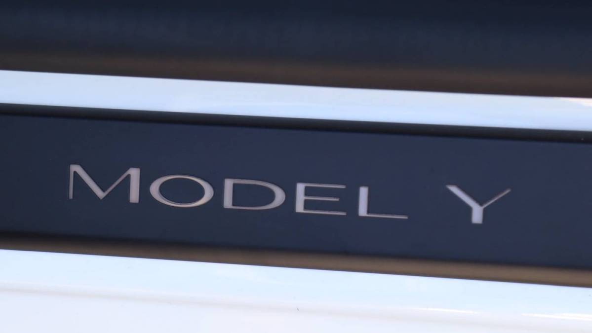 2020 Tesla Model Y 5YJYGDEE5LF011091