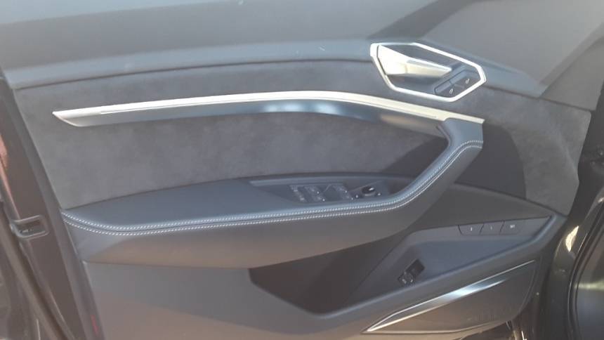 2019 Audi e-tron WA1VAAGE8KB023229