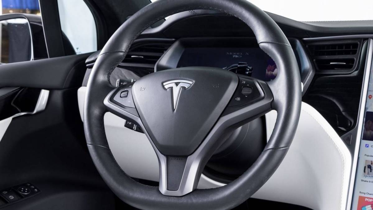 2018 Tesla Model X 5YJXCDE22JF102605