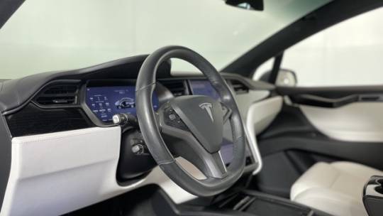 2018 Tesla Model X 5YJXCBE28JF136469