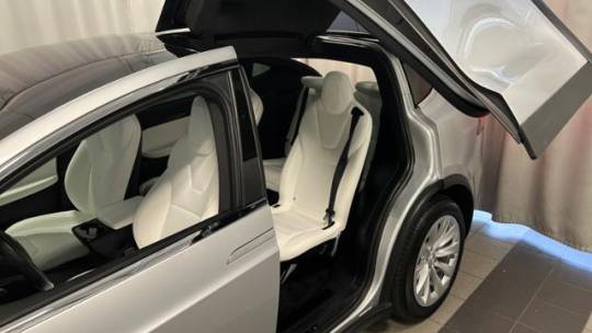 2018 Tesla Model X 5YJXCBE21JF111011