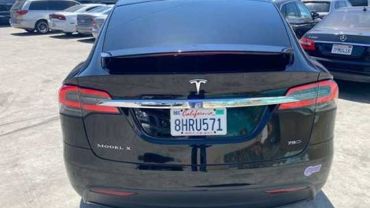 2018 Tesla Model X 5YJXCDE21JF137782