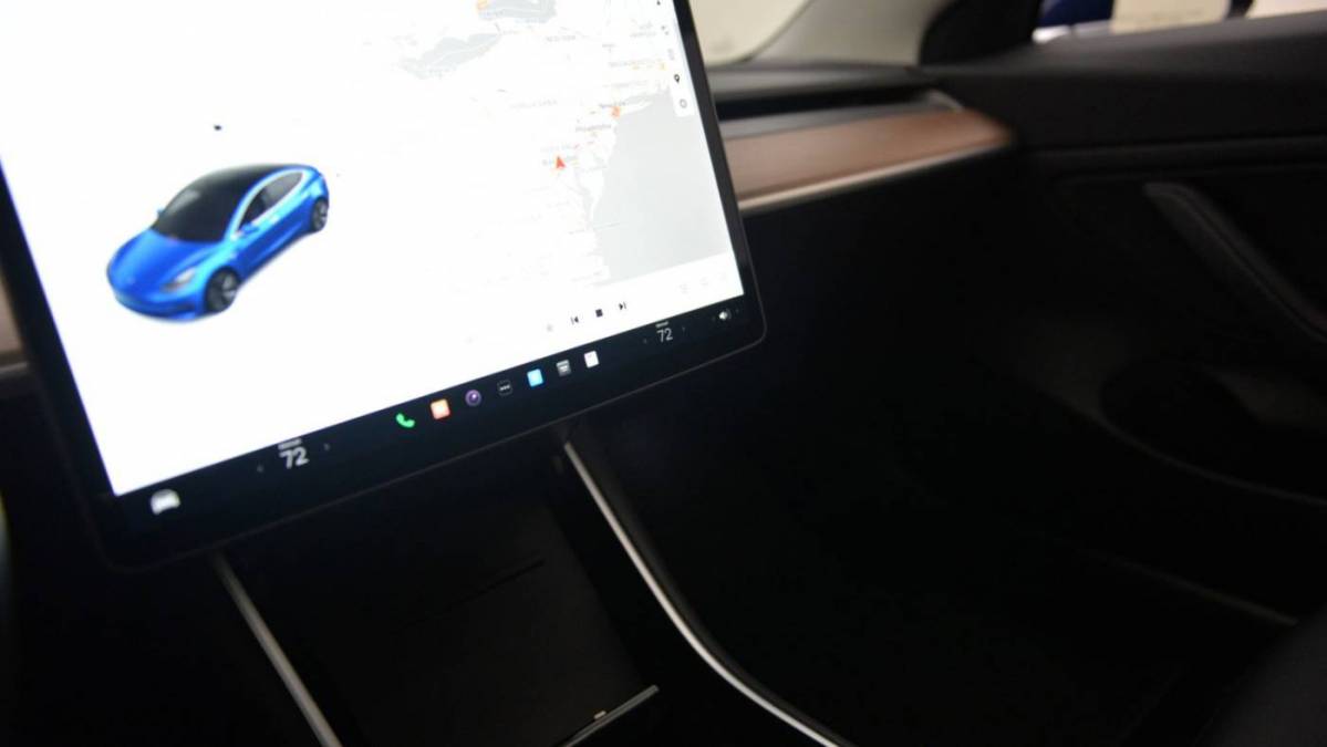 2018 Tesla Model 3 5YJ3E1EA1JF042136