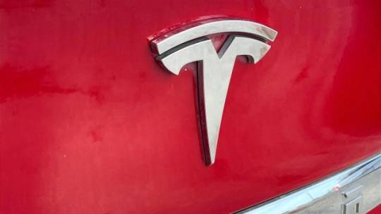 2013 Tesla Model S 5YJSA1DN5DFP09323