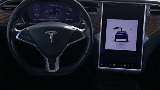 2018 Tesla Model X 5YJXCDE21JF090995