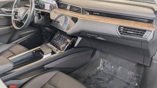 2019 Audi e-tron WA1LAAGE8KB024355