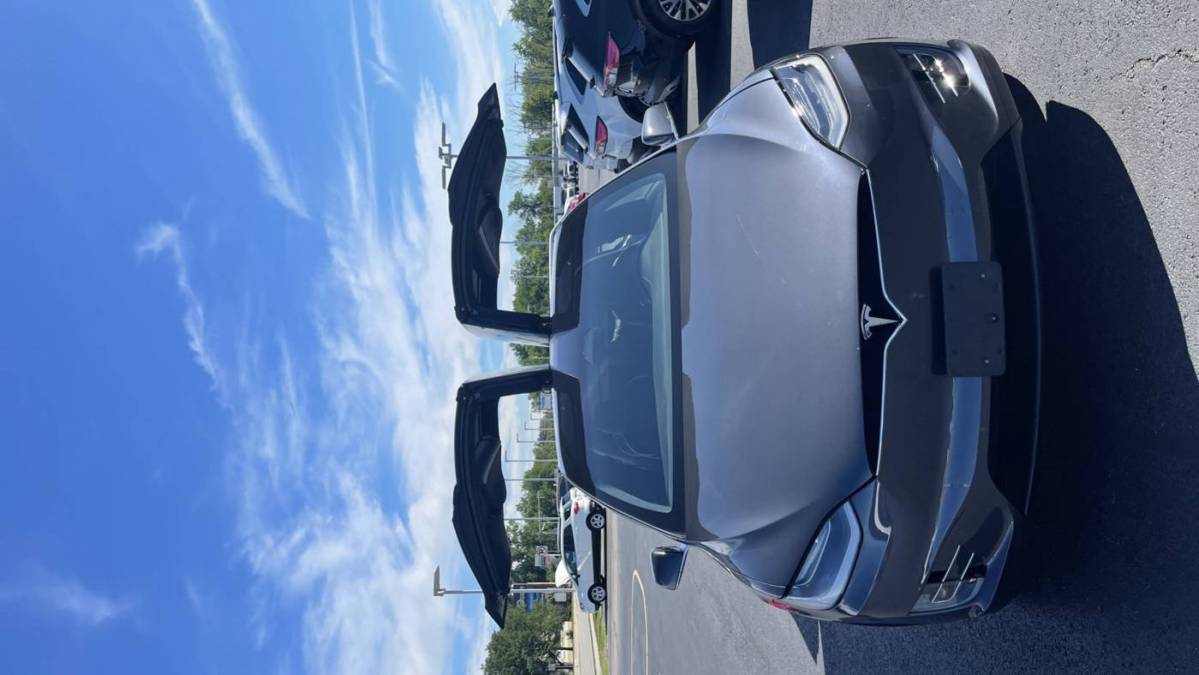 2018 Tesla Model X 5YJXCAE23JF117211