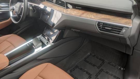 2019 Audi e-tron WA1LAAGE4KB024448