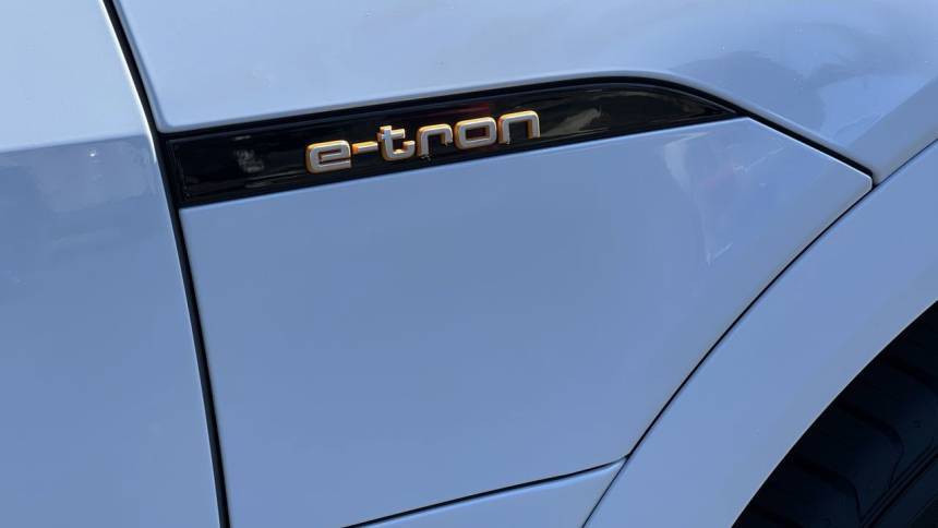 2019 Audi e-tron WA1LAAGE8KB024176
