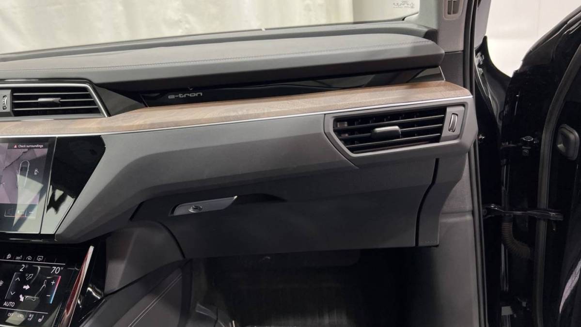2019 Audi e-tron WA1LAAGE8KB013100