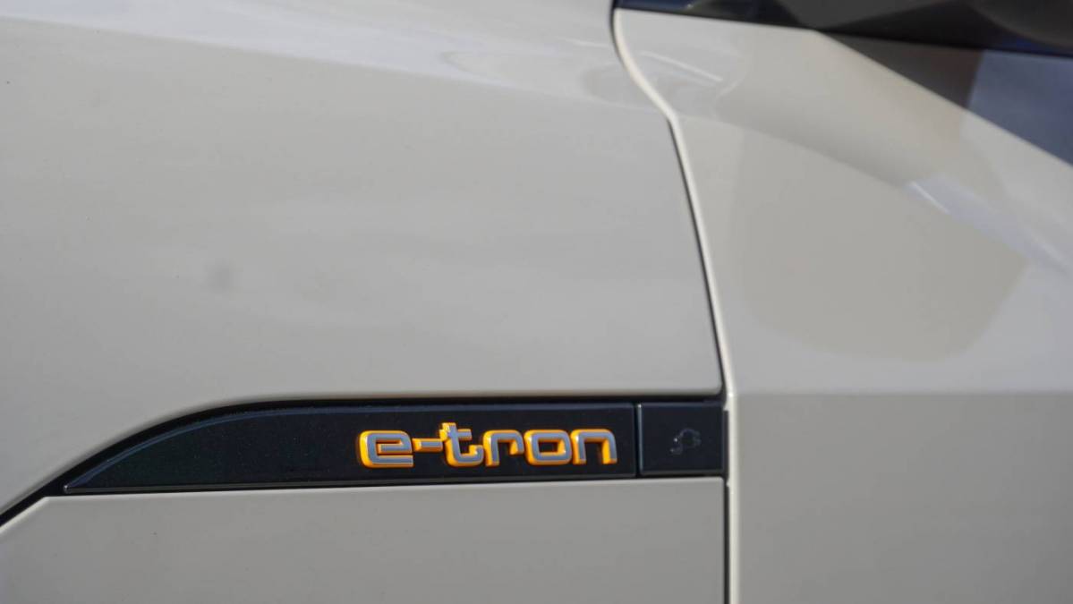 2021 Audi e-tron WA1LAAGE7MB010871