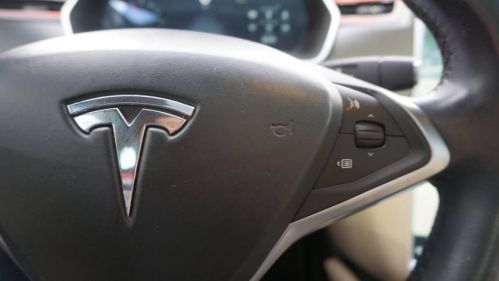 2015 Tesla Model S 5YJSA1H14FF080521