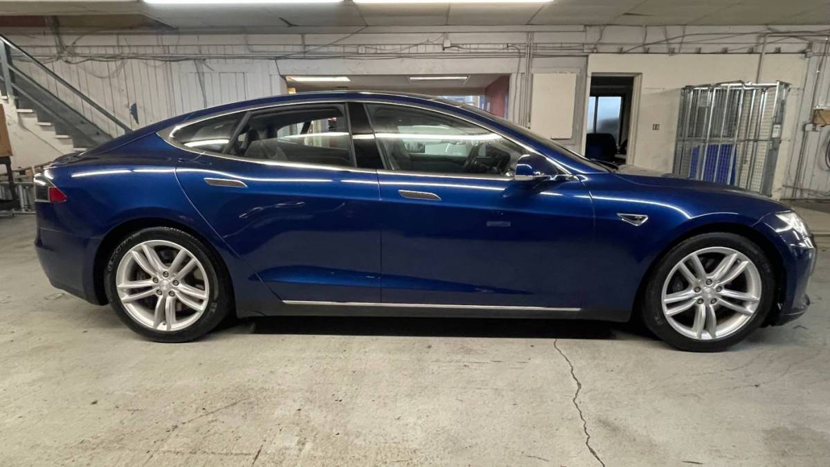 2015 Tesla Model S 5YJSA1E18FF118126