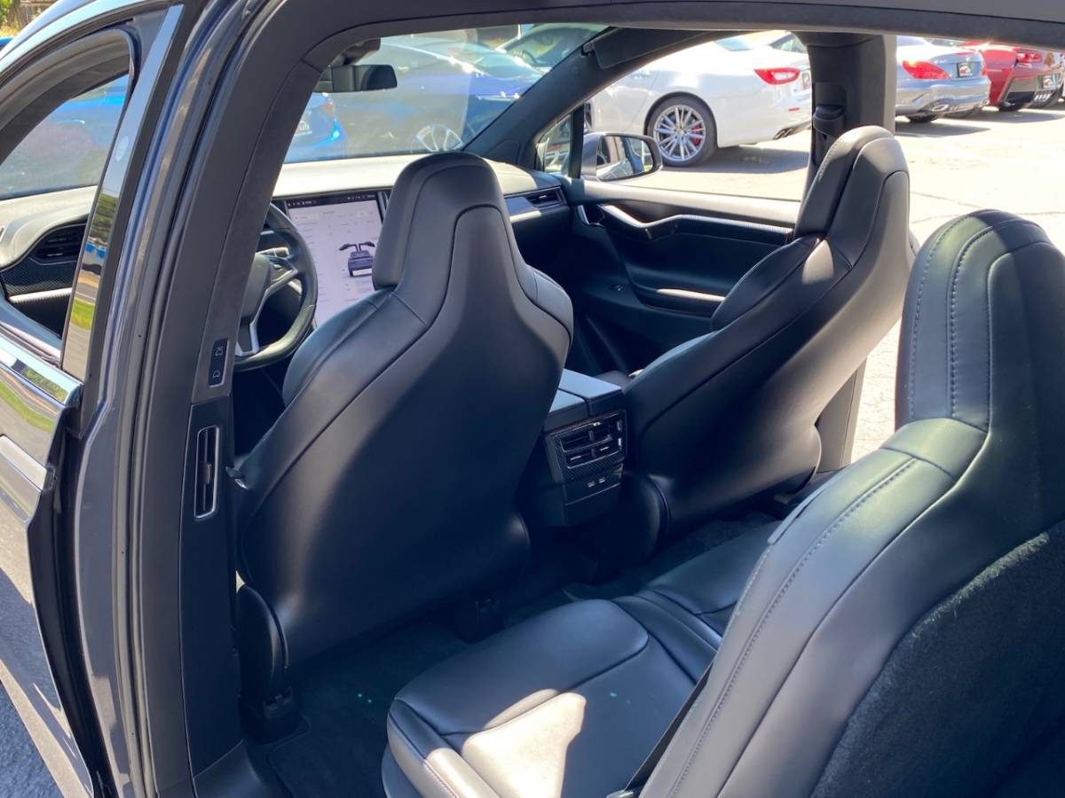 2018 Tesla Model X 5YJXCDE26JF142721