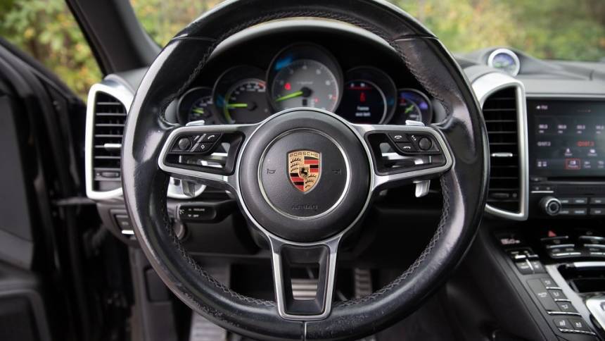 2017 Porsche Cayenne WP1AE2A28HLA75927