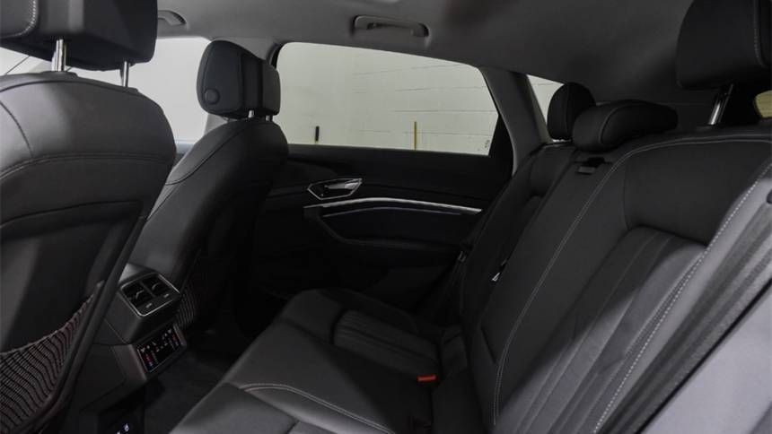 2019 Audi e-tron WA1LAAGE7KB013895