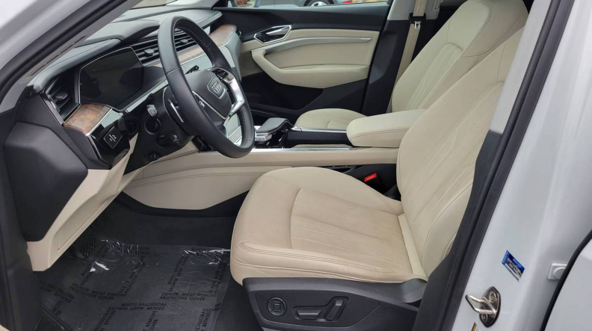 2019 Audi e-tron WA1LAAGE4KB010310