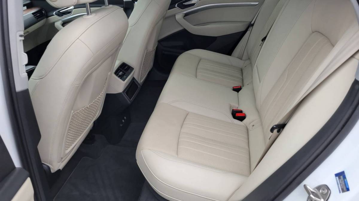 2019 Audi e-tron WA1LAAGE4KB010310