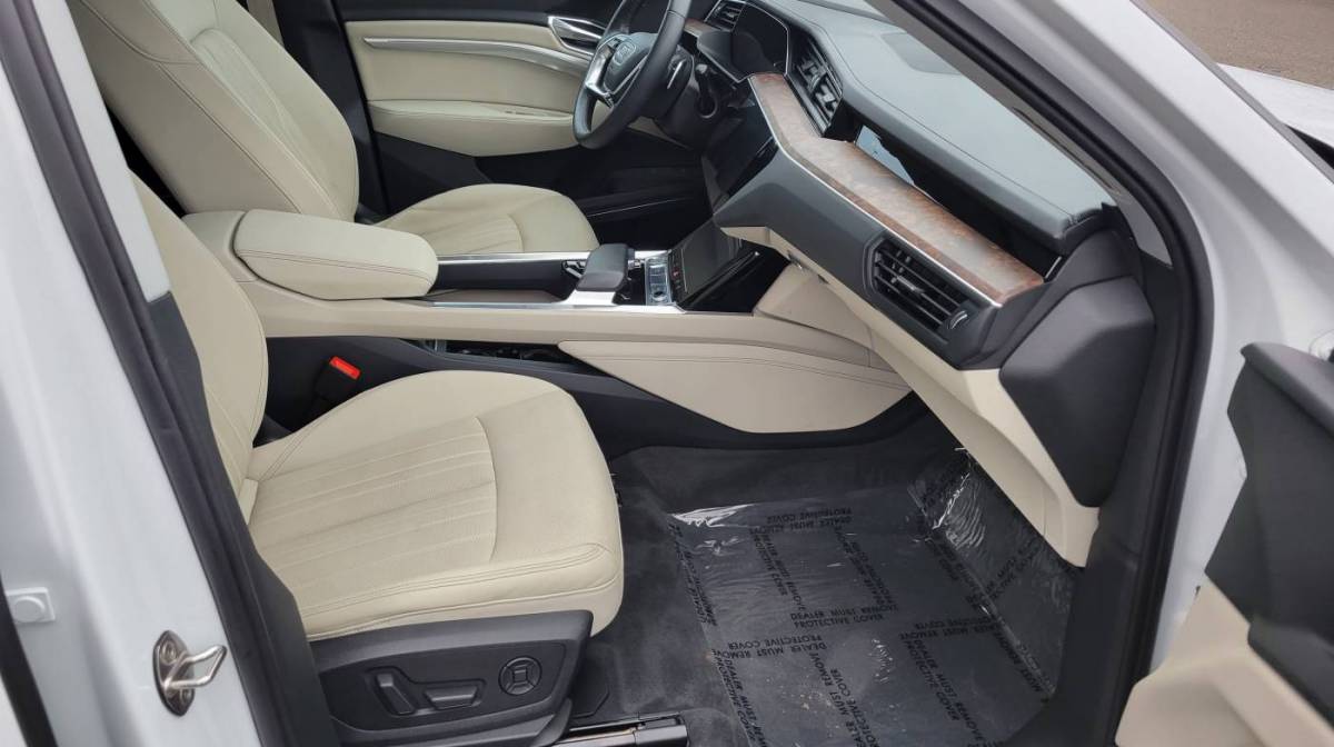 2019 Audi e-tron WA1LAAGE4KB010310