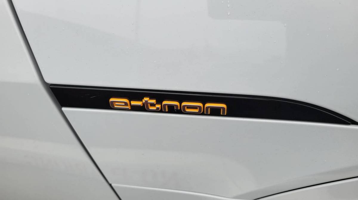 2019 Audi e-tron WA1LAAGE4KB010310