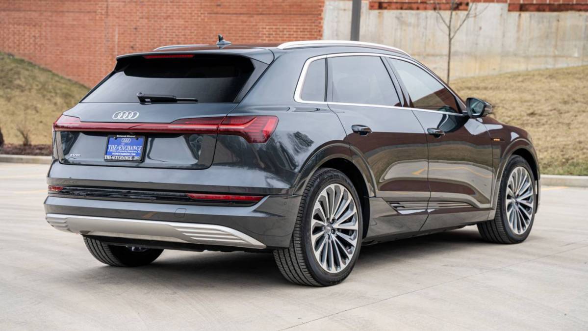 2019 Audi e-tron WA1VABGE1KB020985