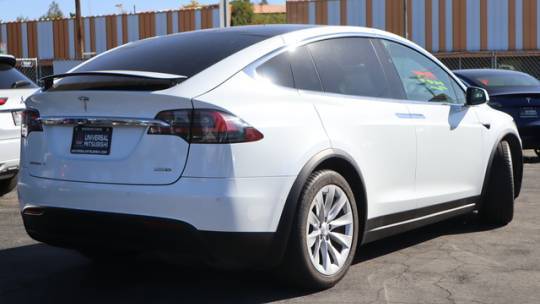 2018 Tesla Model X 5YJXCBE23JF124357