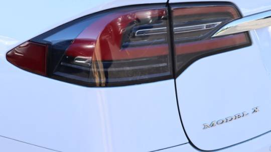 2018 Tesla Model X 5YJXCBE23JF124357