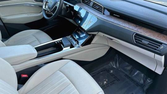 2019 Audi e-tron WA1LAAGE4KB010291