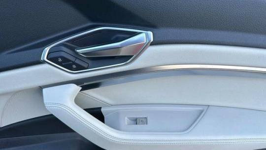 2019 Audi e-tron WA1LAAGE4KB010291